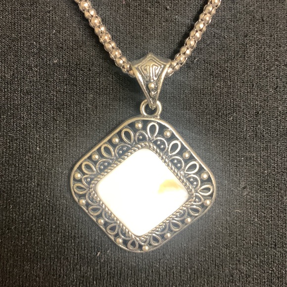 Necklace with a silver chain and white and silver accent piece - Picture 5 of 9